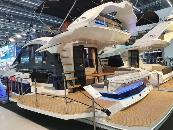 Galeon 400 Fly inkl. Wetbar an der Badeplattform integriert / lieferbar 2025