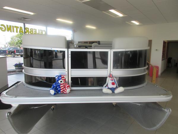 Sylvan 820 Mirage Cruise RE 2023 Sylvan 820 Mirage Cruise RE pontoon boat on display indoors.