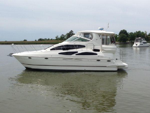 Cruisers Yachts 405 Express Motoryacht 2004 Cruisers Yachts 405 Express Motoryacht on calm water, side view.