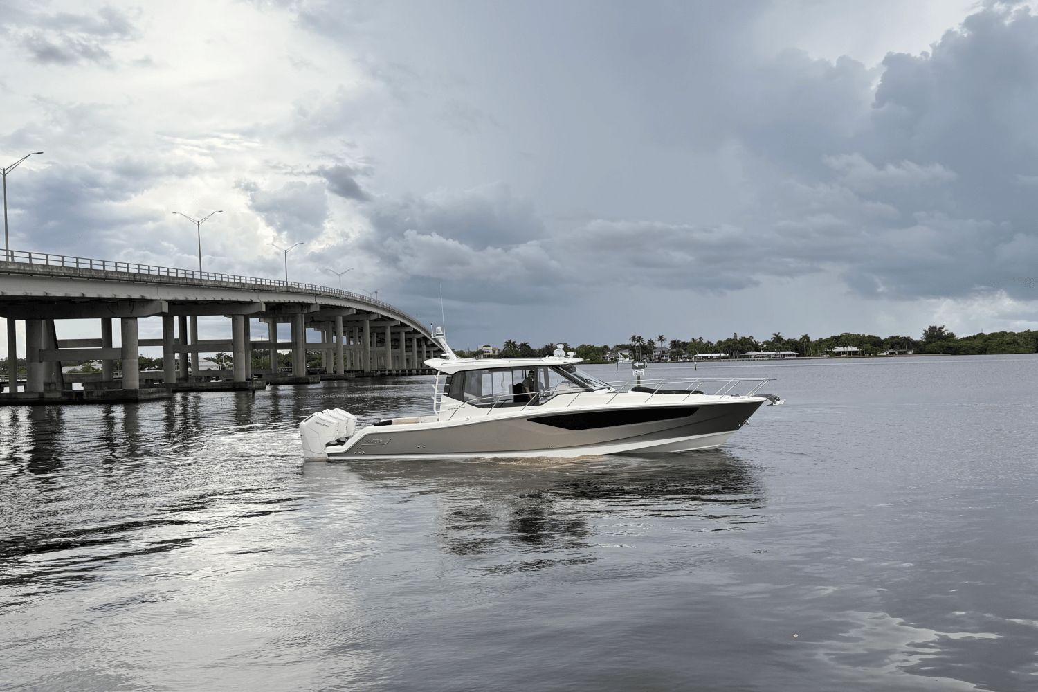 2025 Boston Whaler 405 Conquest