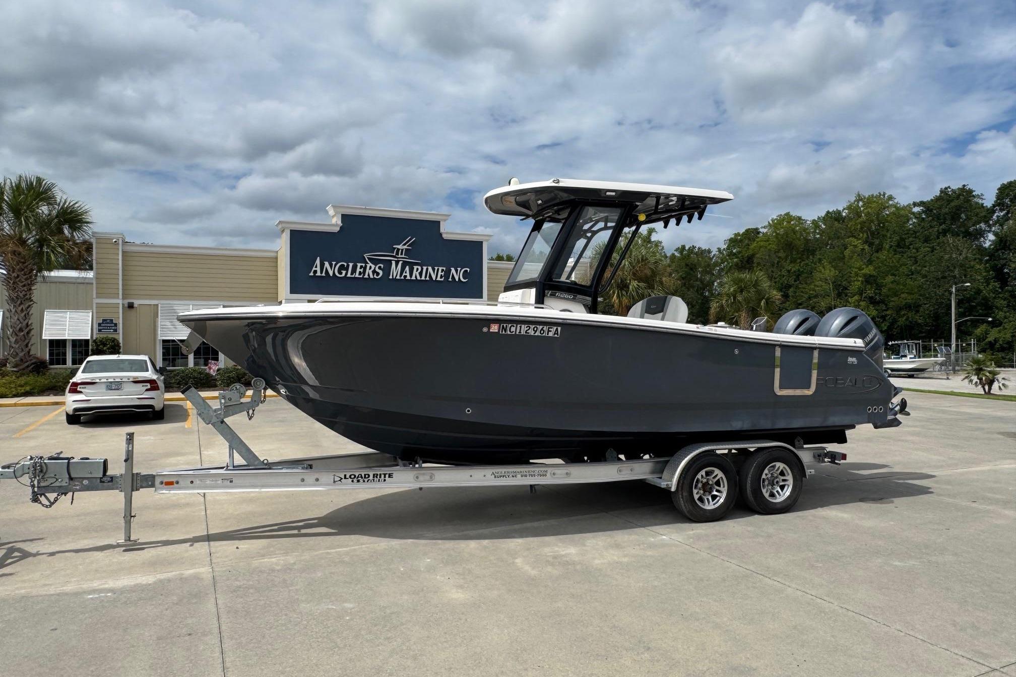 2023 Robalo R250 Center Console