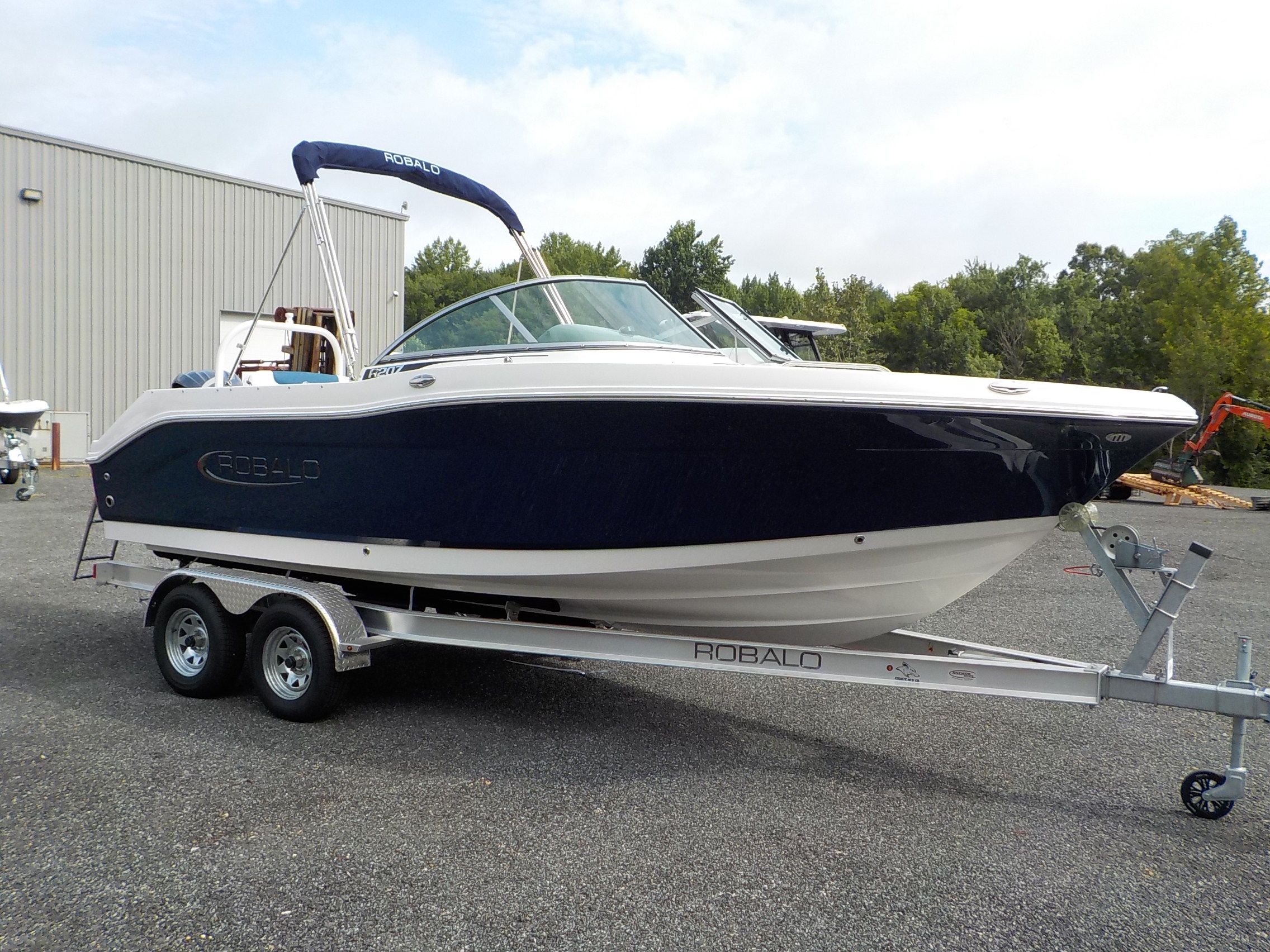 Robalo Dual Console R207