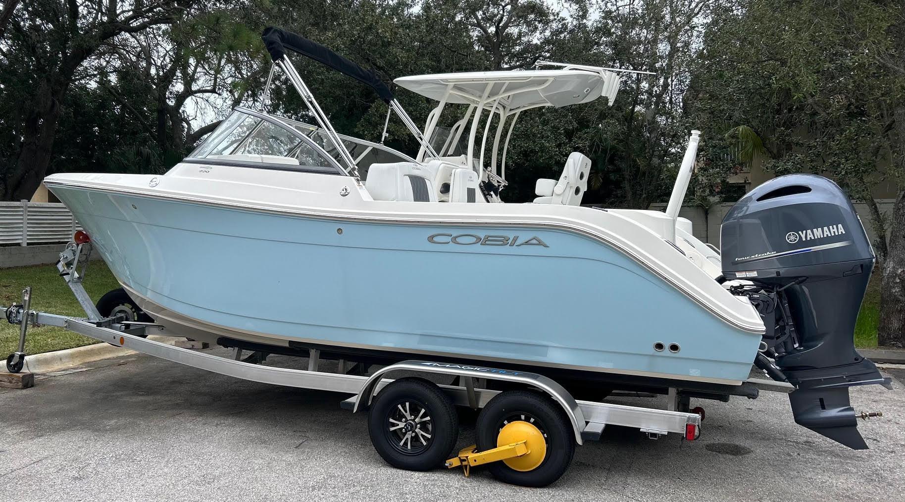 Used 2013 Cobia 217 Center Console boat for sale in West Palm