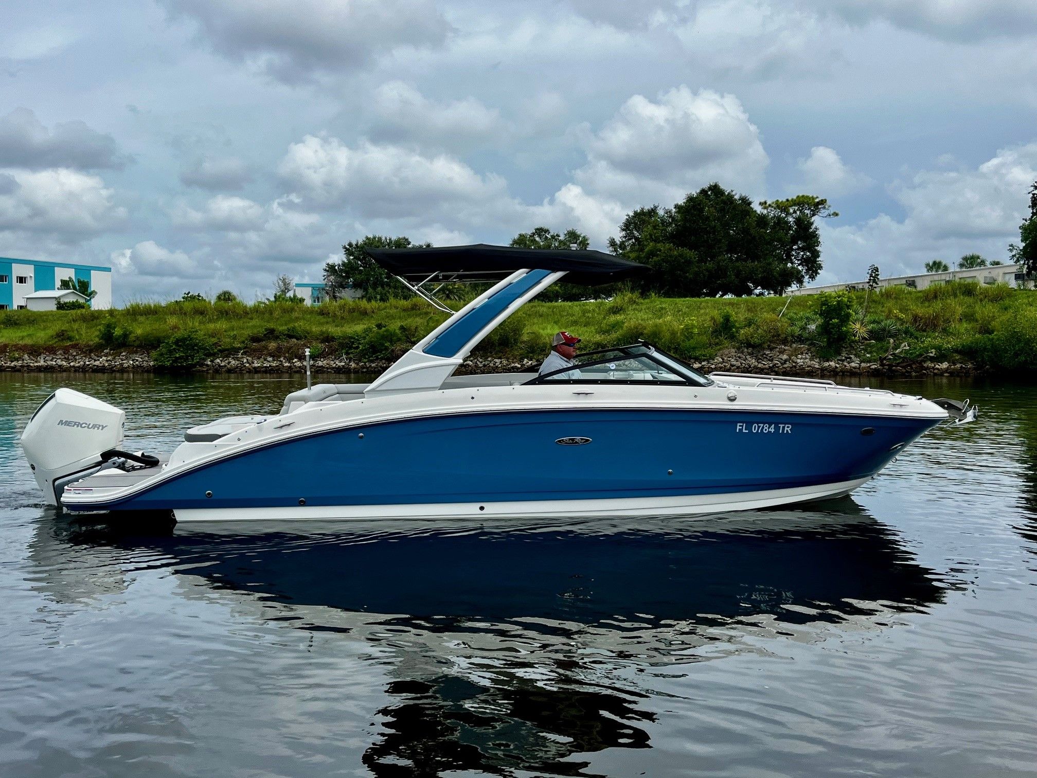 2024 Sea Ray SDX 270 Outboard