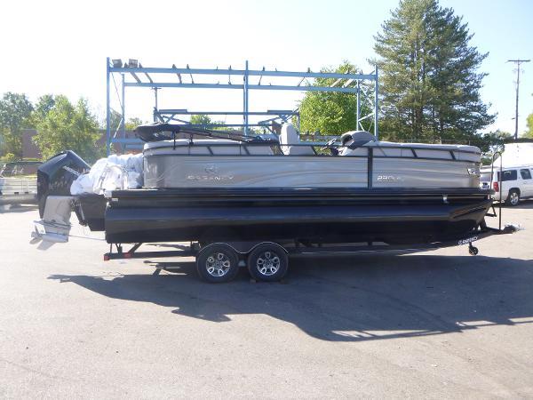 Regency 230 LE3 2024 Regency 230 LE3 pontoon boat on trailer in outdoor setting.