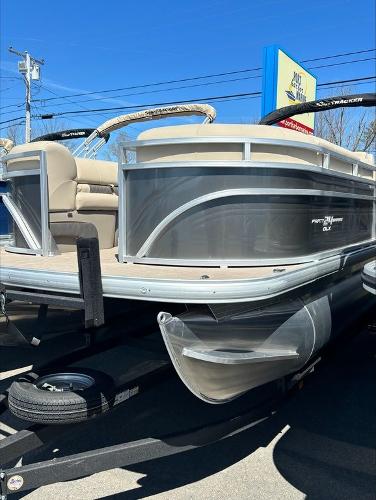 Sun Tracker PB 24 DLX 2022 Sun Tracker PB 24 DLX pontoon boat on a trailer, displayed outdoors.
