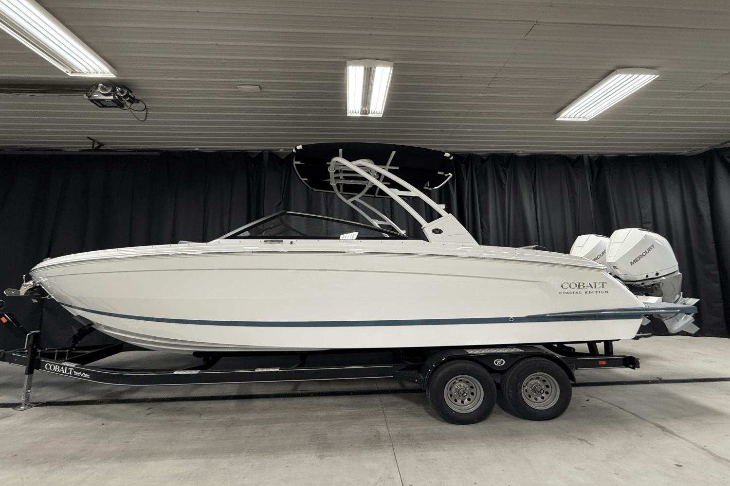 2025 Cobalt R8 Outboard