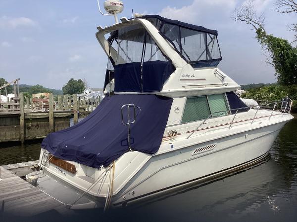 Sea Ray 370 Sedan Bridge 1994 Sea Ray 370 Sedan Bridge docked at a marina.