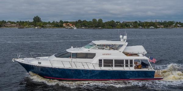 Pacific Mariner 65 Motoryacht 2000 Pacific Mariner 65 Motoryacht cruising on a calm river.