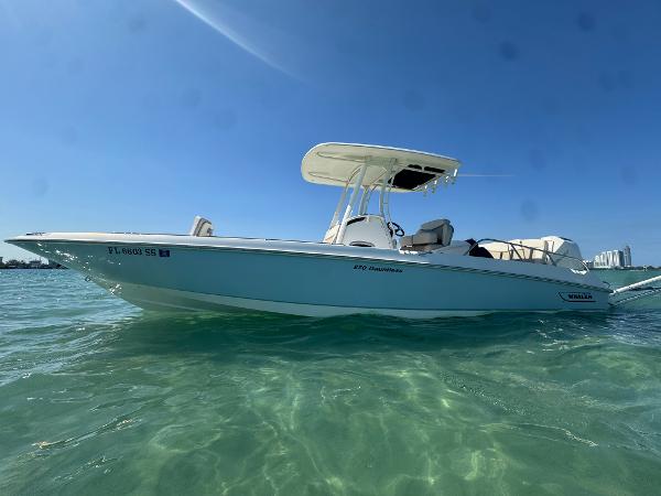 Boston Whaler 270 Dauntless 2020 Boston Whaler 270 Dauntless boat on clear water under blue sky.
