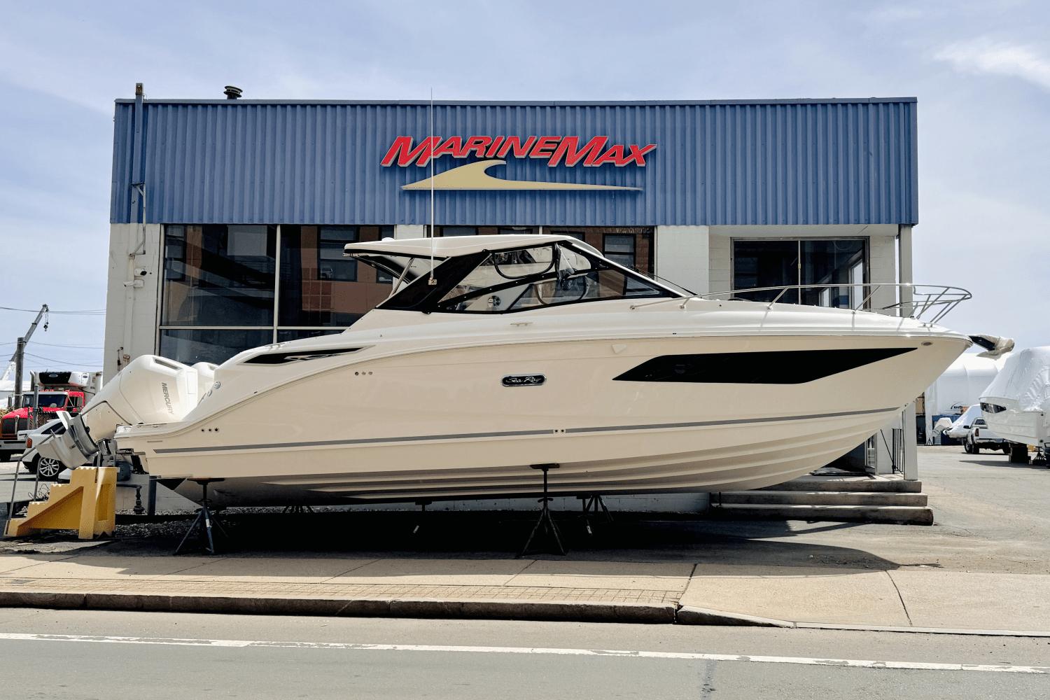 2025 Sea Ray Sundancer 320 Outboard