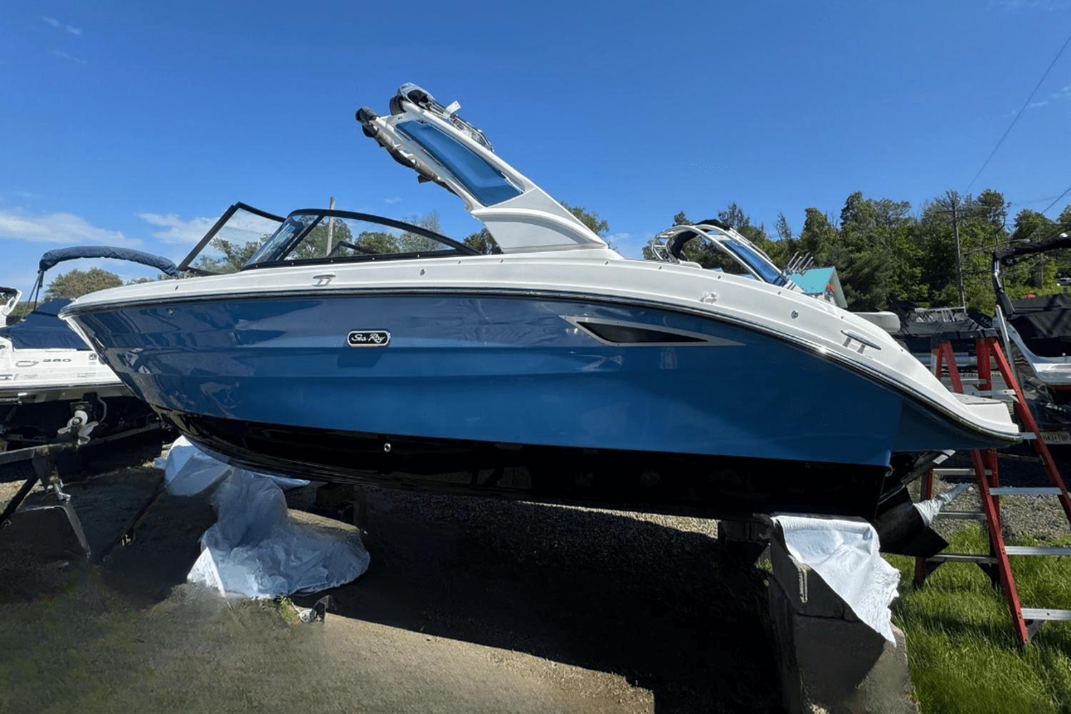 2025 Sea Ray SDX 270