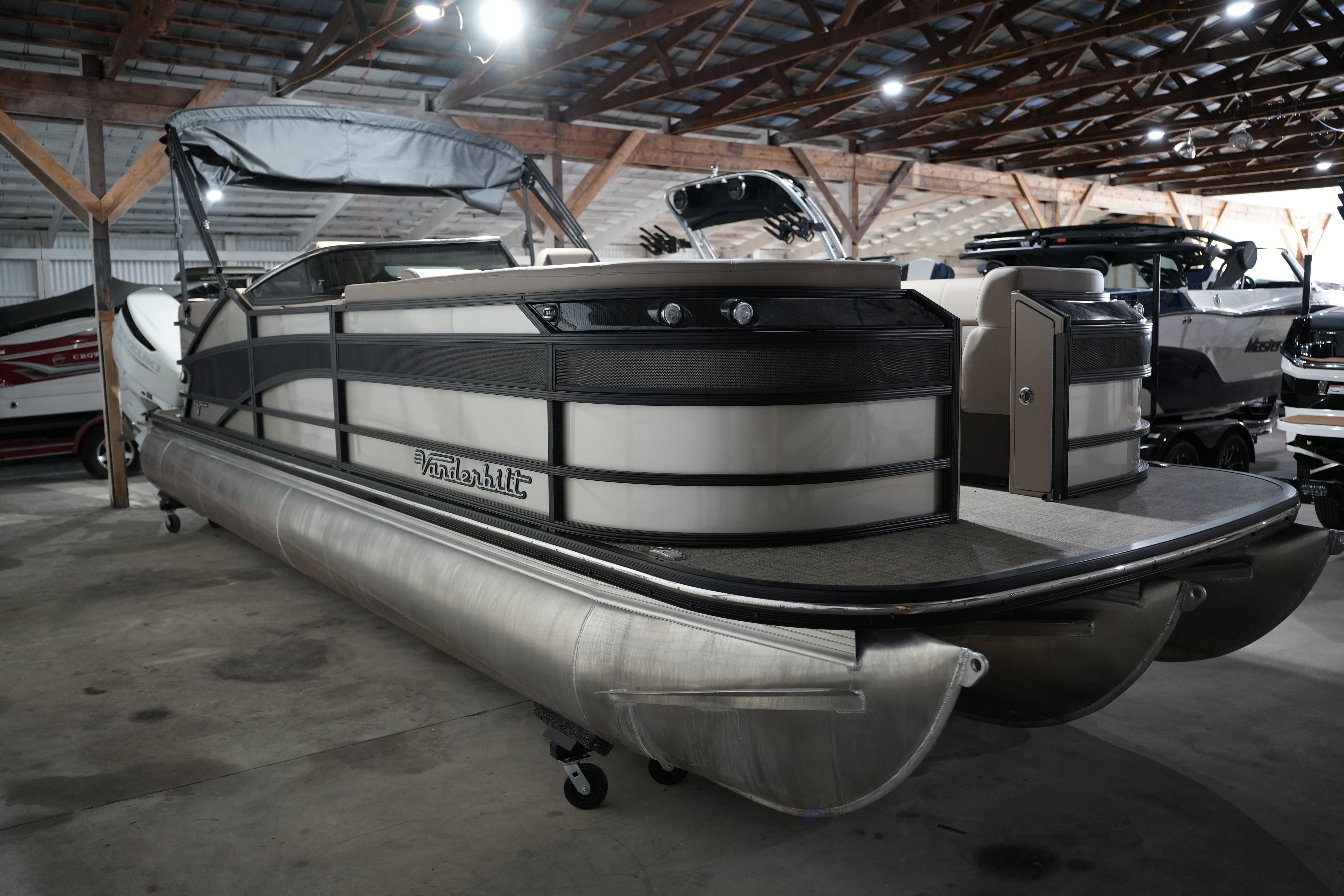 2023 Vanderbilt 700T