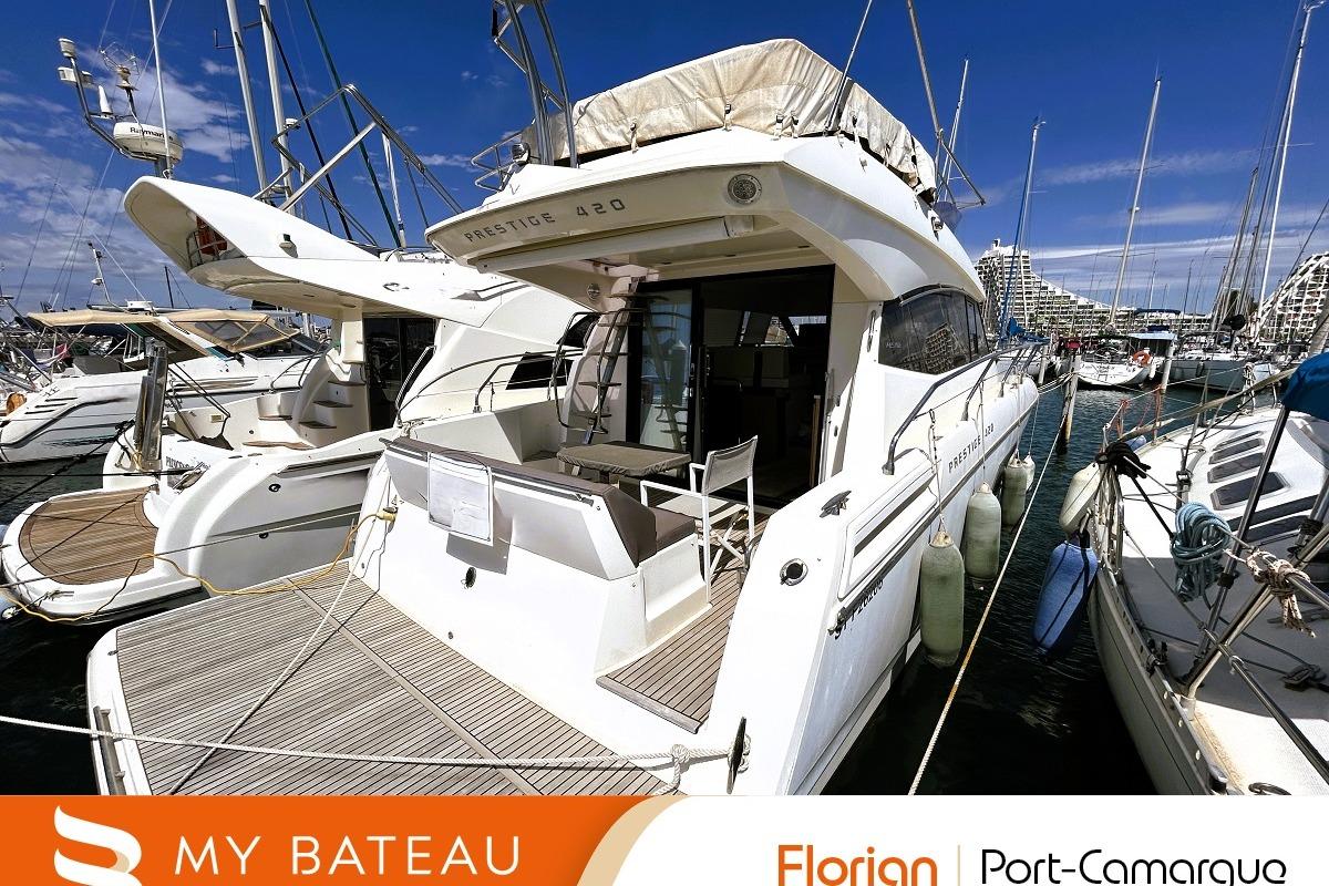 Jeanneau Prestige 420 Fly Jeanneau Prestige 420 Fly 2015 yacht docked at Port-Camargue marina.