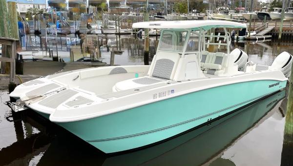 2022 Twin Vee 280 GFX CC