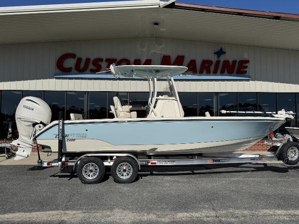 Pathfinder 2400 TRS 2025 Pathfinder 2400 TRS boat on trailer at Custom Marine dealership.