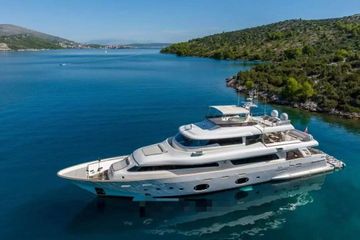2015 Custom Line Navetta 33
