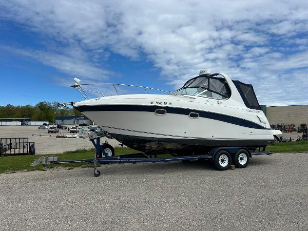 Four Winns 268 Vista 2002 Four Winns 268 Vista boat on trailer under blue sky.