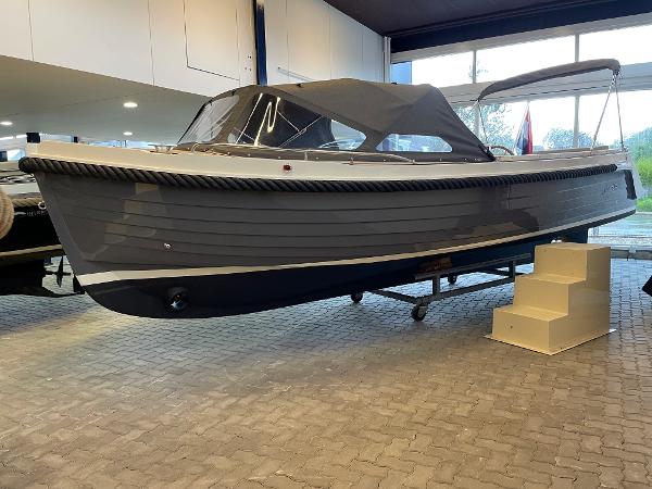Interboat Intender 820
