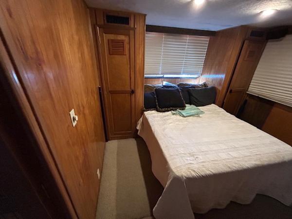 Gibson 5900 Cozy bedroom with wood paneling in a 1995 Gibson 5500 SERIES boat.