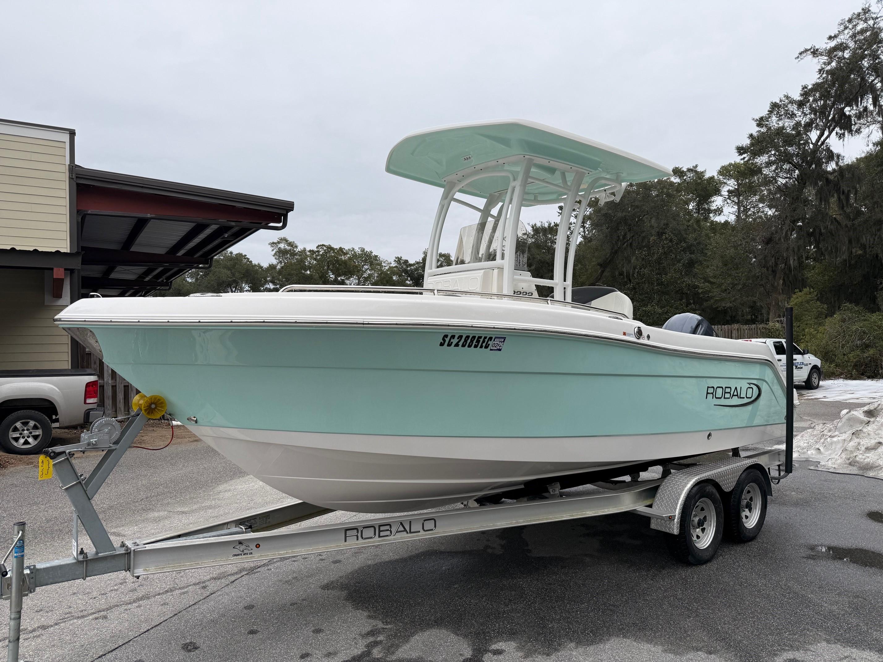 2023 Robalo R222 Explorer