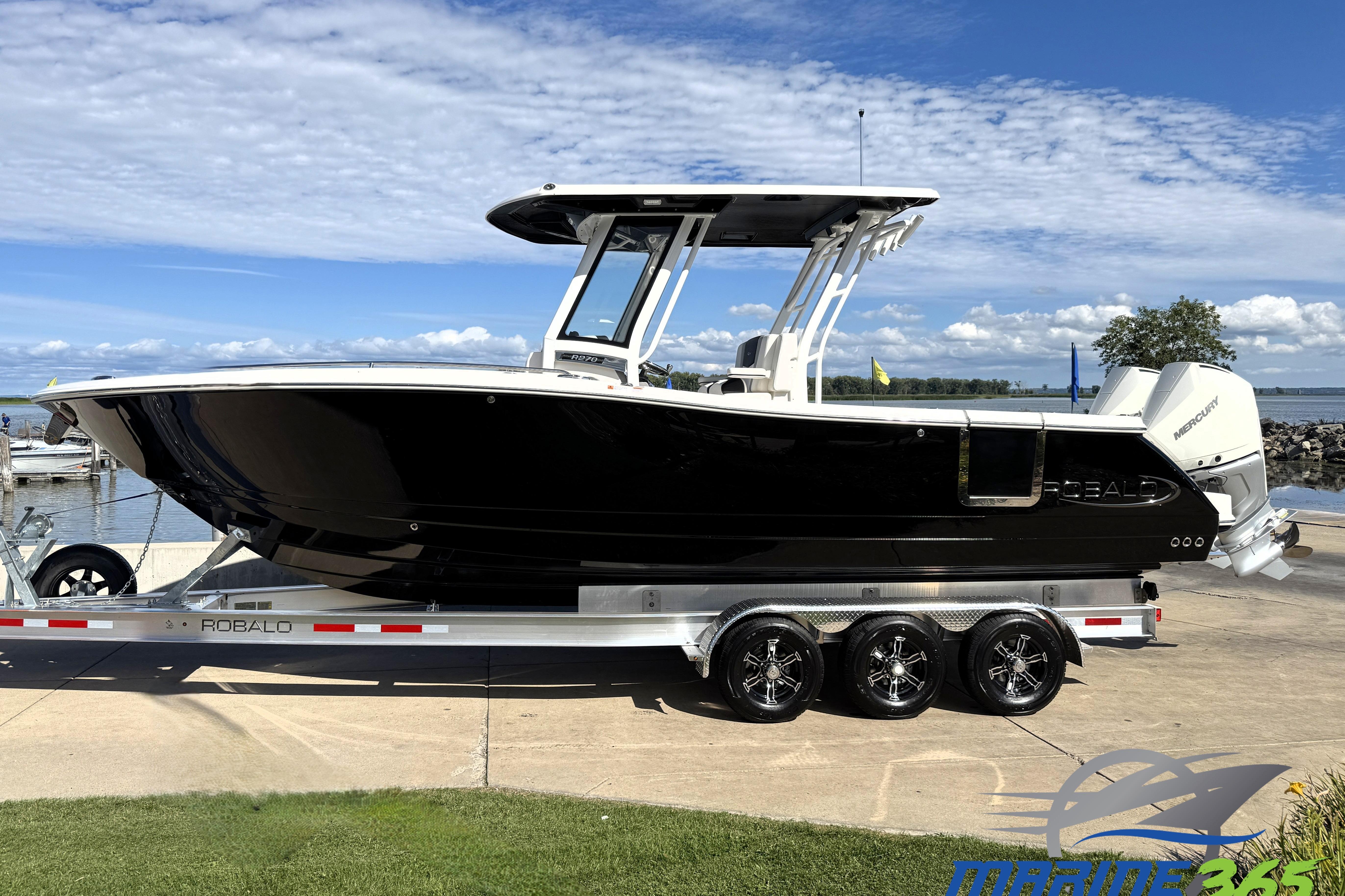 2025 Robalo R270 Center Console