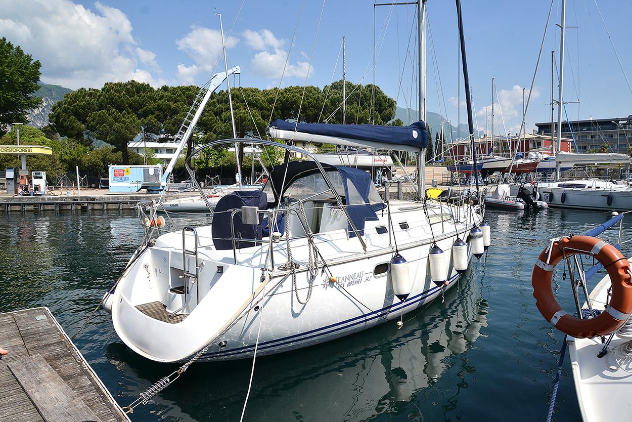 Jeanneau Sun Odyssey 34.2 Jeanneau Sun Odyssey 34.2 sailboat docked in a marina, 2000 model.
