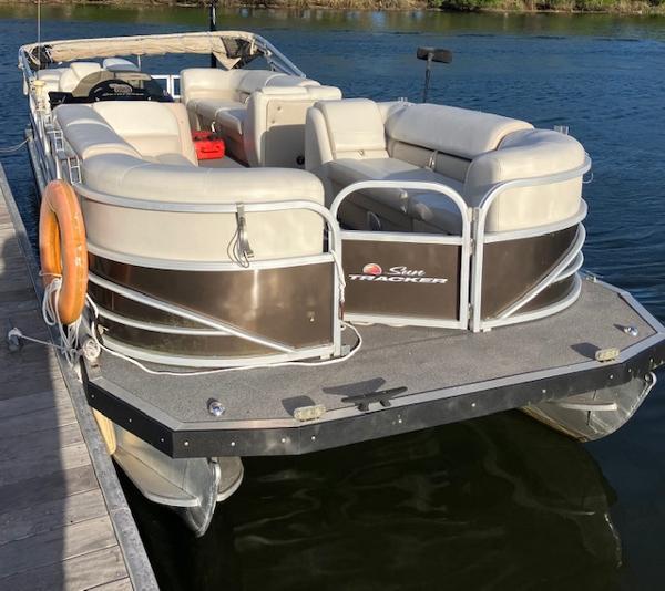 2018 Sun Tracker Party Barge 24 DLX