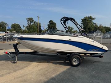 2026 Yamaha Boats AR195