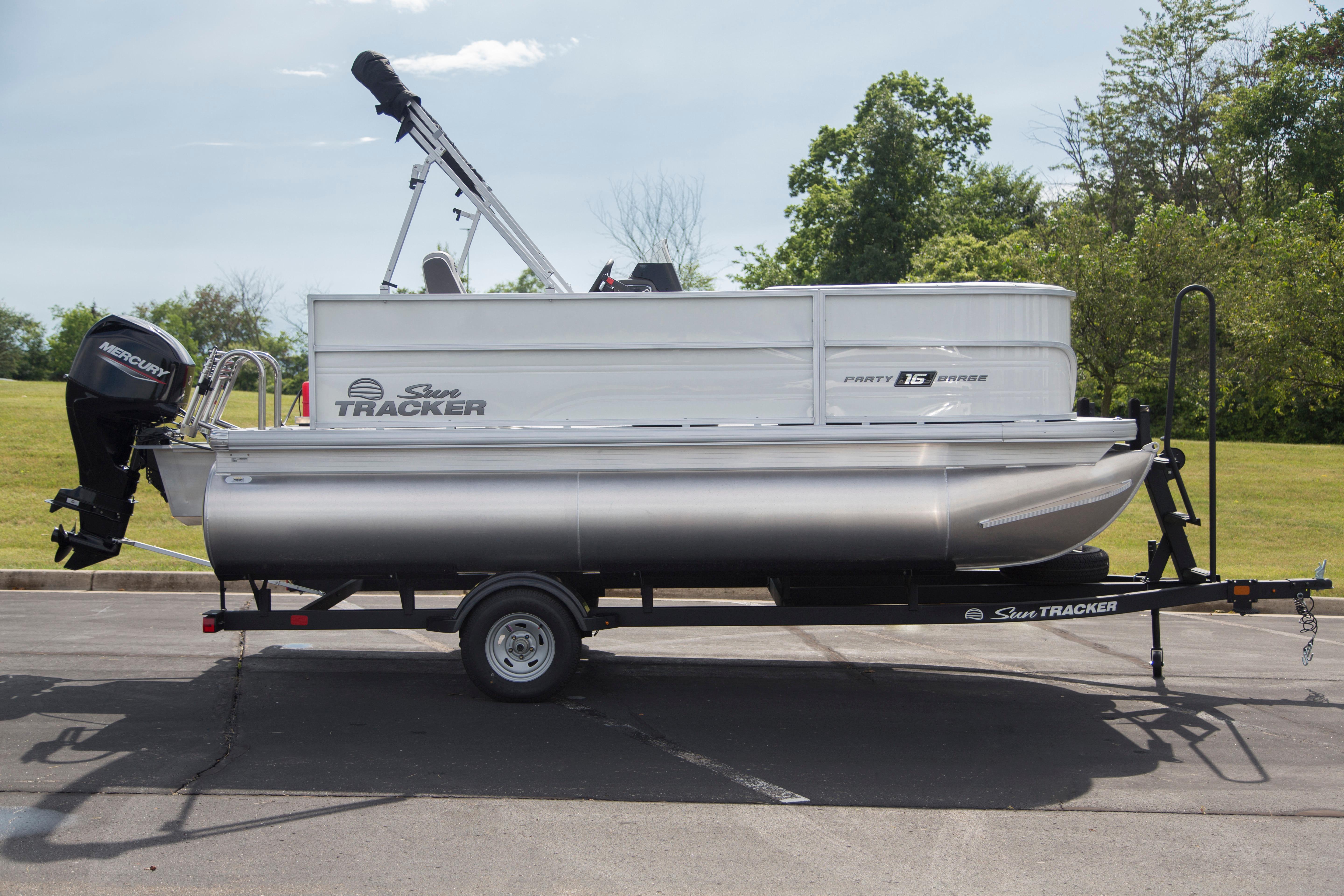 2026 Sun Tracker Party Barge 16 DLX