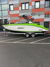 Yamaha Boats 255XD 2022 Yamaha Boats 255XD in parking lot, vibrant green and white design.