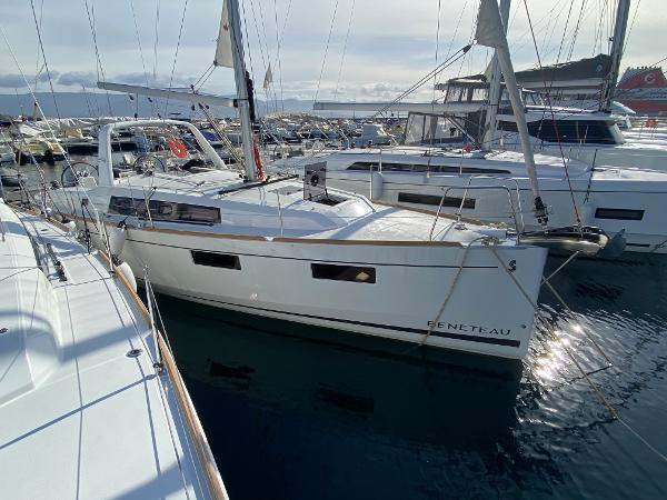 2021 Beneteau Oceanis 35.1