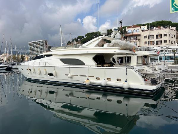 2002 Ferretti Yachts 810