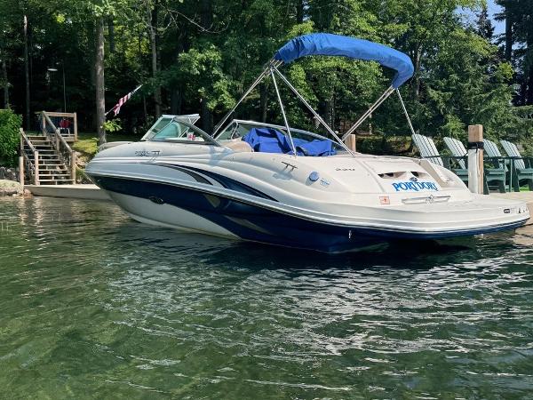 2004 Sea Ray 220 Sundeck
