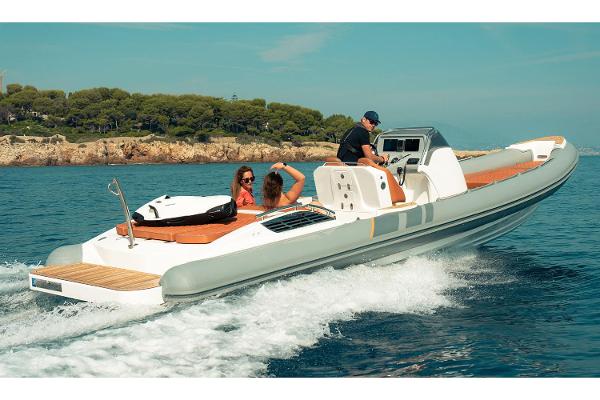 2025 Cobra Ribs Nautique Inboard 9
