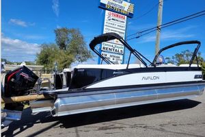 Avalon 2585 Quad lounger 2025 Avalon 2585 Quad Lounger pontoon boat displayed at rental store.
