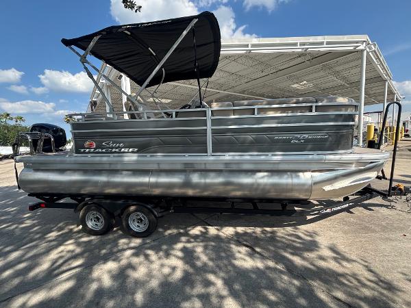 2025 Sun Tracker Party Barge 20 DLX