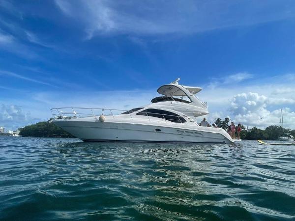 Sea Ray 44 Sedan Bridge 2008 Sea Ray 44 Sedan Bridge yacht on calm water under blue sky.