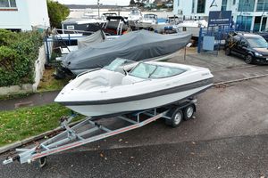 Four Winns 200 Horizon 2000 Four Winns 200 Horizon boat on trailer at marina, ready for launch.