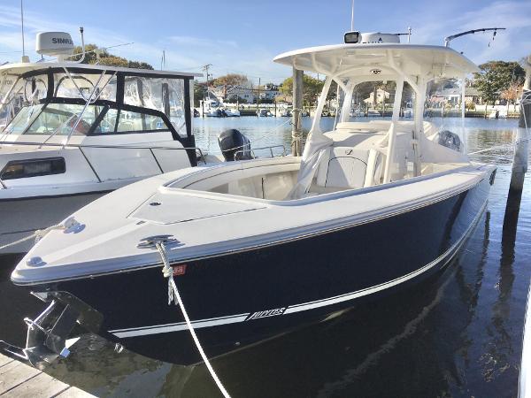 Jupiter 29 HFS 2018 Jupiter 29 HFS boat docked in a marina, featuring sleek design and modern amenities.
