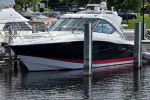 Four Winns V435 2009 Four Winns V435 yacht docked at a marina, featuring sleek black and white design.