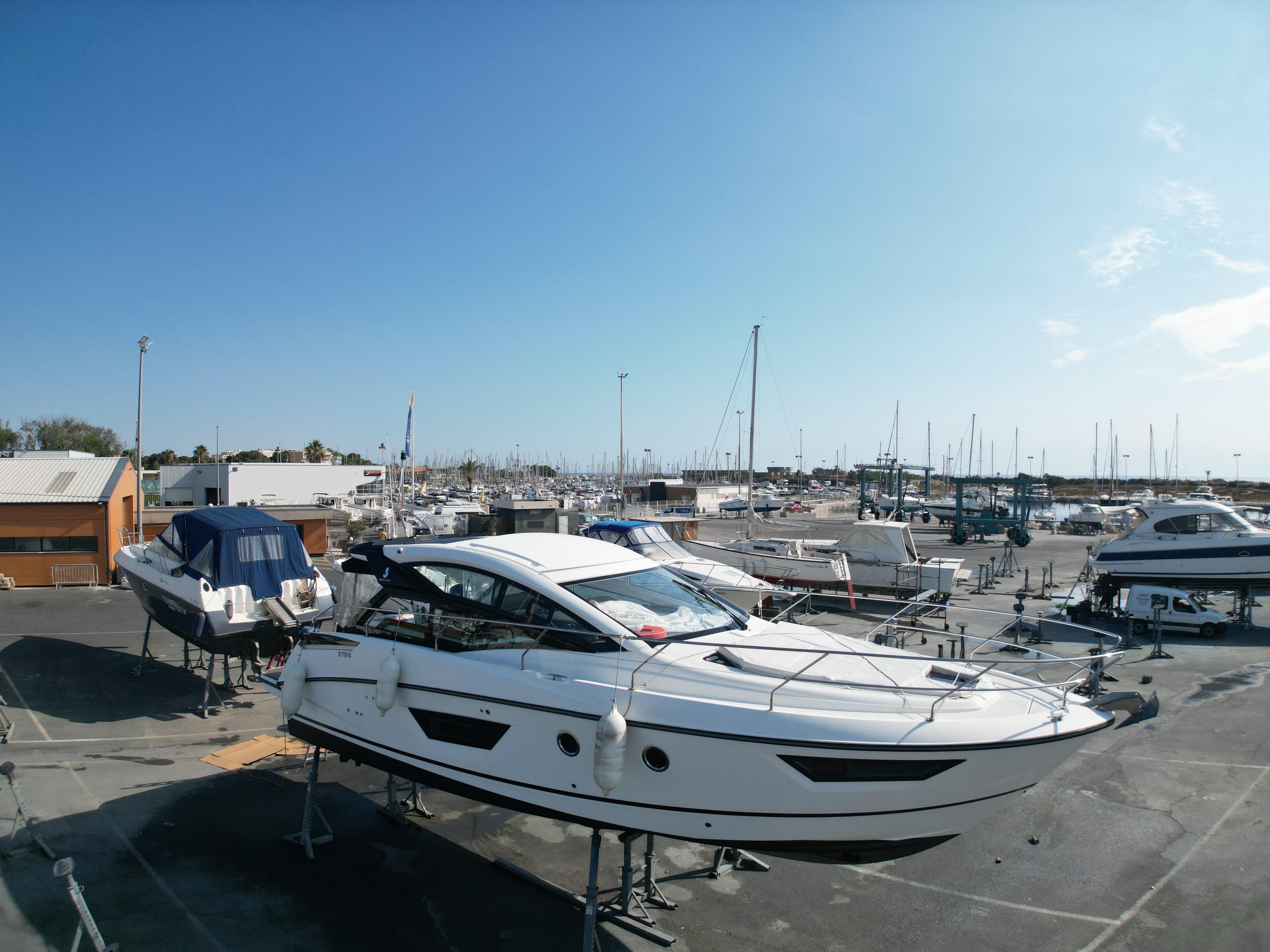 Beneteau Gran Turismo 40 2018 Beneteau Gran Turismo 40 yacht in a marina, clear blue sky background.