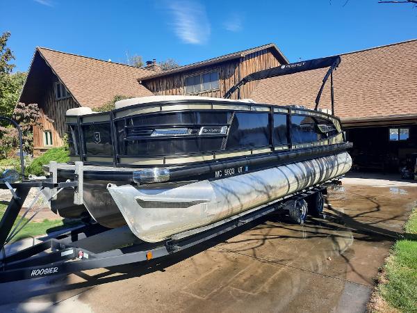 2022 Godfrey AquaPatio 235 MT