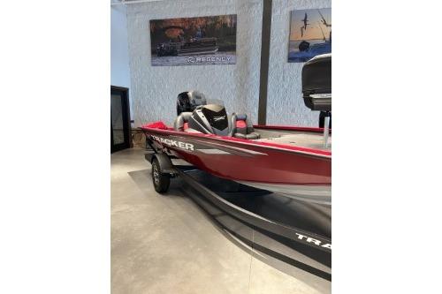 Tracker Pro Team 195 Tournament Edition 2025 Tracker Pro Team 195 Tournament Edition boat in showroom, red exterior.