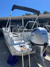 Jeanneau CAP CAMARAT 6.5 CC Série 3 2024 Jeanneau CAP CAMARAT 6.5 CC Série 3 with Honda 200 engine, docked outdoors.