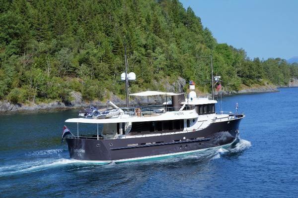 Hartman Yachts Livingstone 24 2017 Hartman Yachts Livingstone 24 cruising on a scenic waterway surrounded by lush greenery.