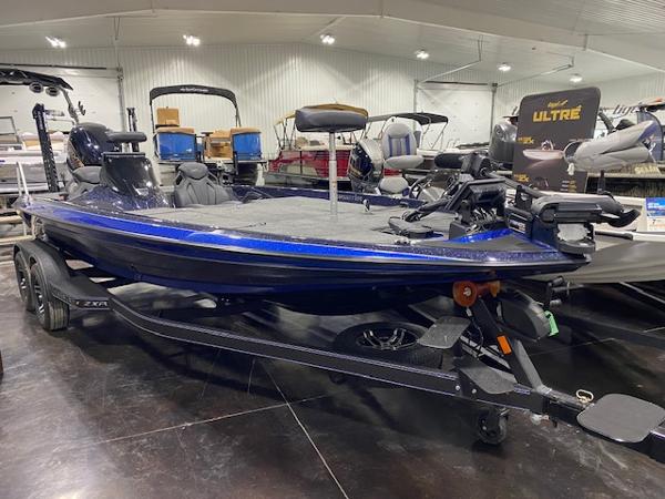 Skeeter ZXR 21 2025 Skeeter ZXR 21 bass boat in showroom, featuring sleek design and advanced equipment.