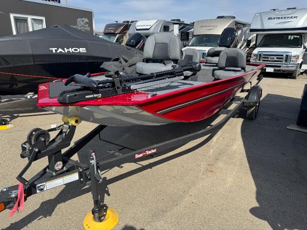 Tracker Bass Tracker Classic XL 2025 Tracker Bass Tracker Classic XL boat on trailer, parked outdoors.