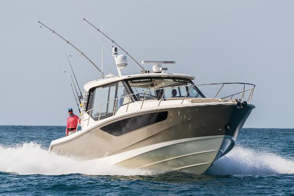 2021 Boston Whaler 405 Conquest