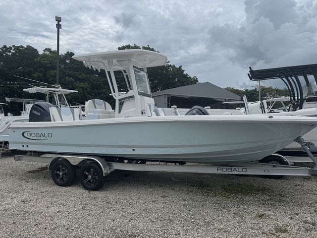 2025 Robalo 246 Cayman